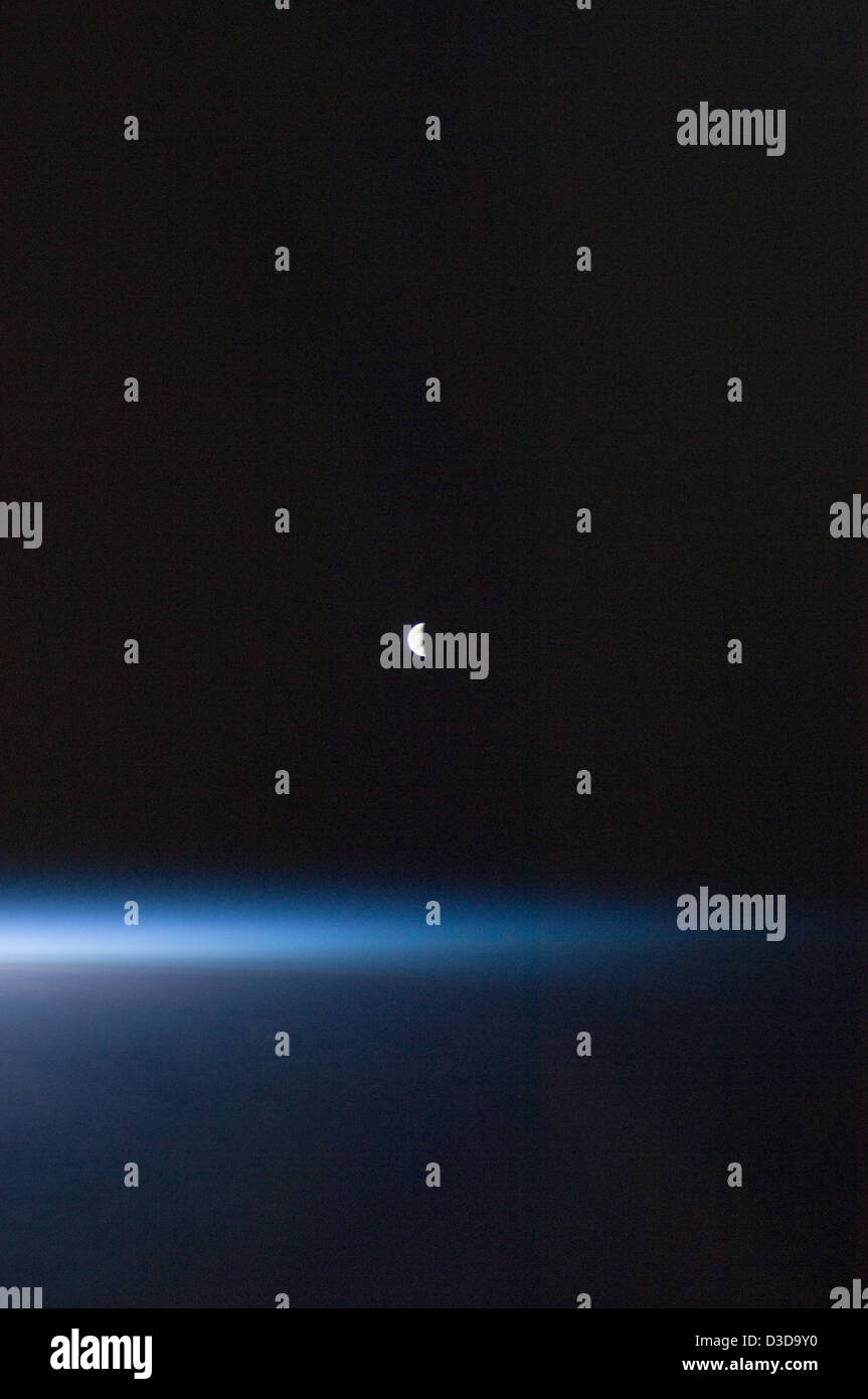 Una vista dell'ultimo quarto di Luna catturata dalla stazione spaziale Internazionale il 22 agosto 2011. Questa fase segna l'ultimo quarto del ciclo lunare prima che inizi la fase della luna nuova. Foto Stock