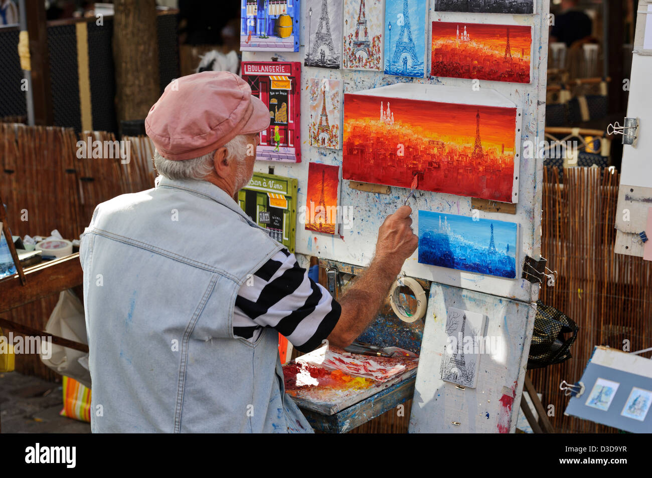 Artista al lavoro in 'Artist quarti " a Montmartre, Paris, Francia. Foto Stock