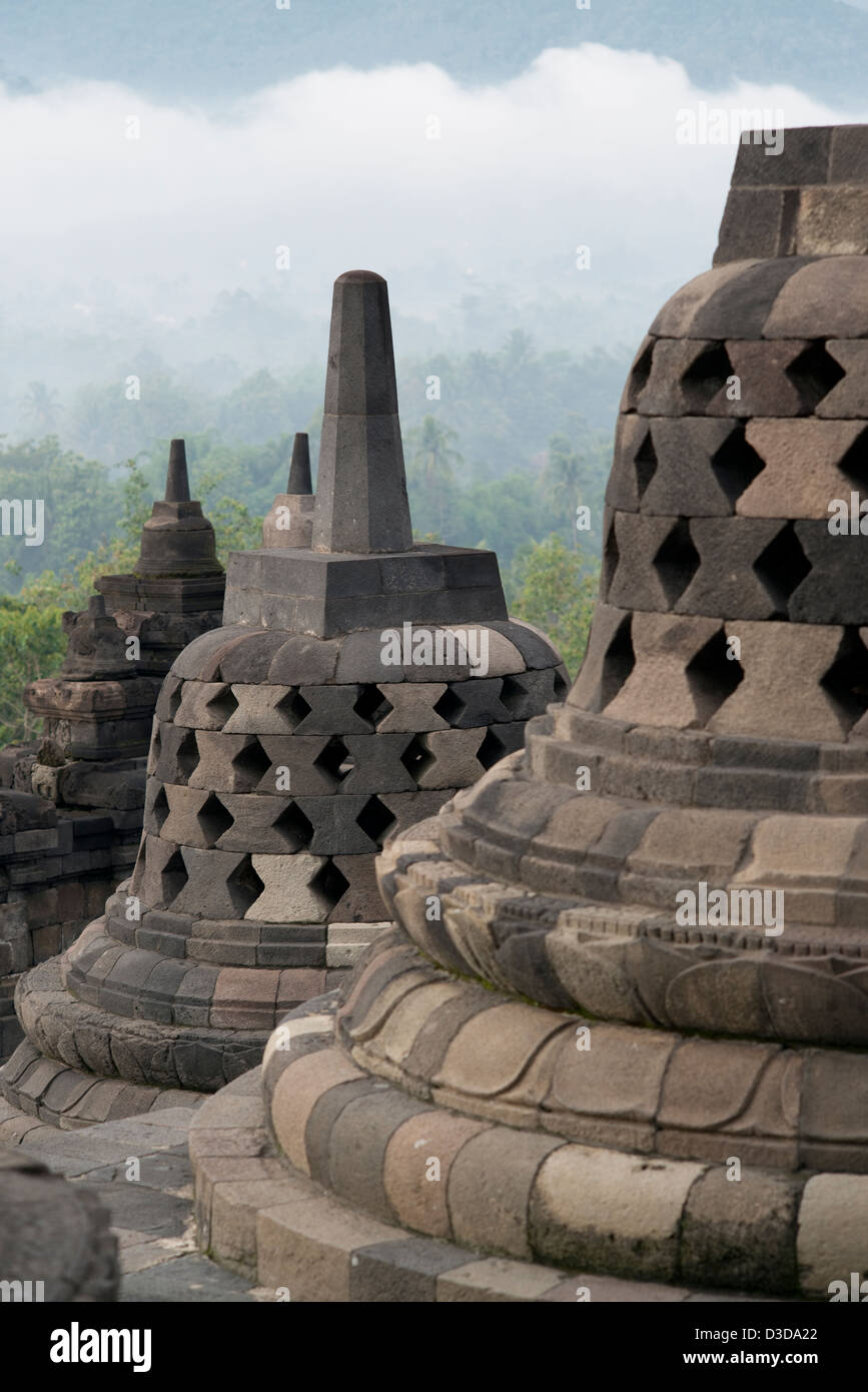 Chortens nascoste contenenti statue di Buddha seduto sul alto zoccolo del Borobudur tempio buddista in Java, Indonesia Foto Stock