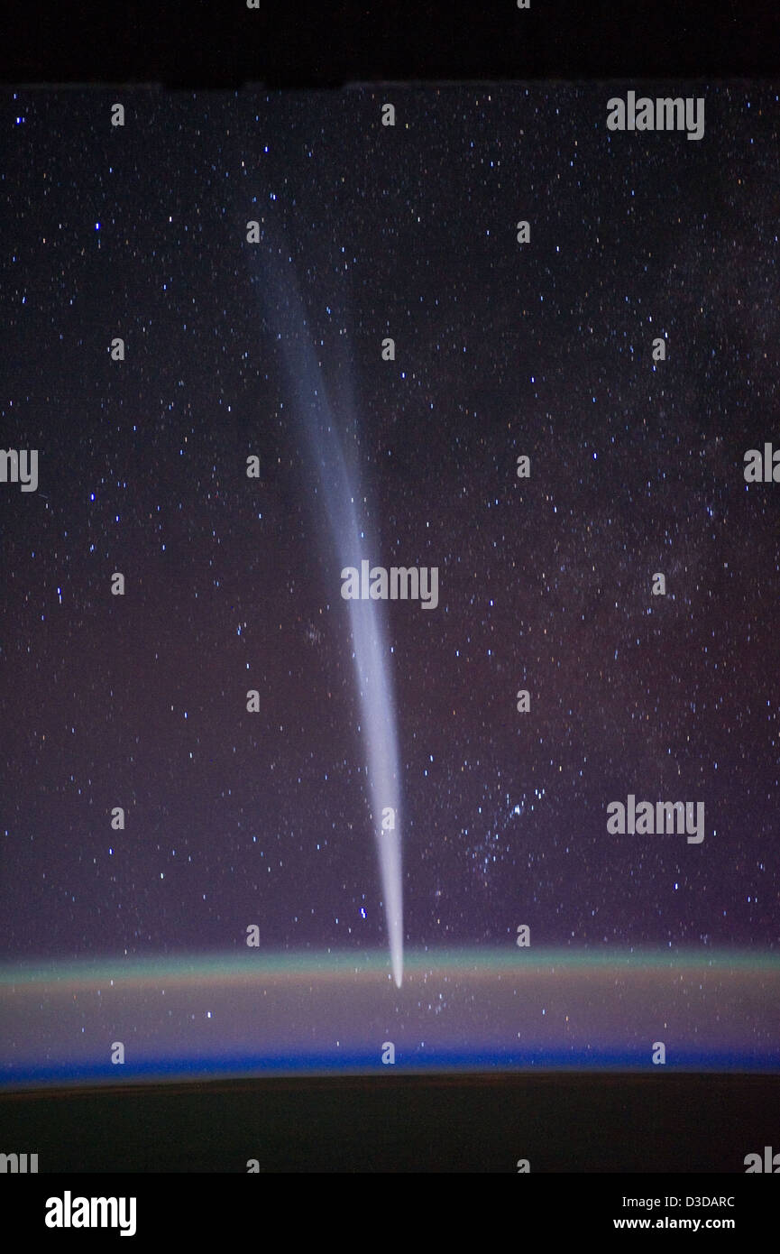 Dalla stazione spaziale Internazionale, l'equipaggio osservò la cometa Lovejoy mentre appariva sopra l'orizzonte terrestre, fornendo immagini e dati per studiare la struttura e il comportamento delle comete nel sistema solare. Foto Stock