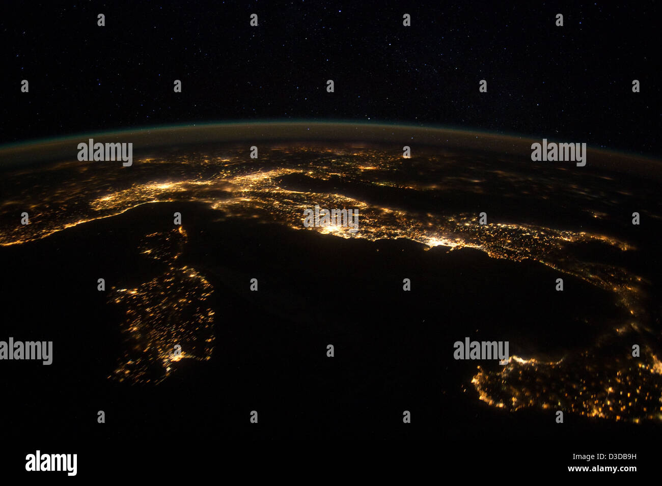 Questa immagine, catturata dalla stazione spaziale Internazionale il 25 gennaio 2012, mostra una vista panoramica dell'Europa, con il Mare Adriatico, l'Italia e la regione mediterranea visibili. Comprende monumenti importanti come Milano, Roma e Venezia, insieme a vari paesi come Albania, Bosnia ed Erzegovina e Francia. Foto Stock