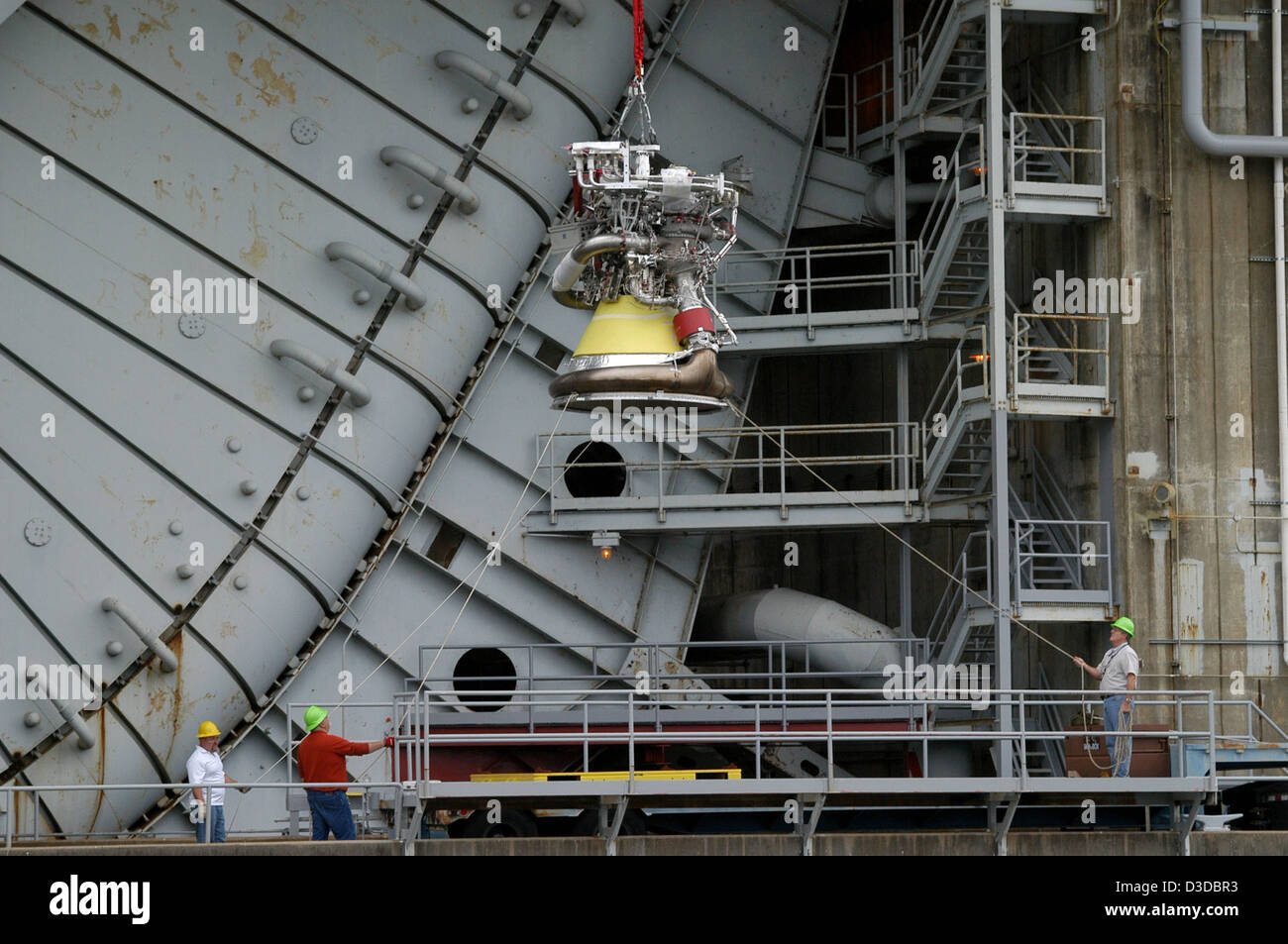 Il motore J-2X 10001 della NASA è stato sottoposto a test allo Stennis Space Center come parte dello sviluppo dello Space Launch System (SLS). Questo motore a razzo a idrogeno liquido a classificazione umana è progettato per la propulsione nello stadio superiore nelle missioni spaziali. Foto Stock
