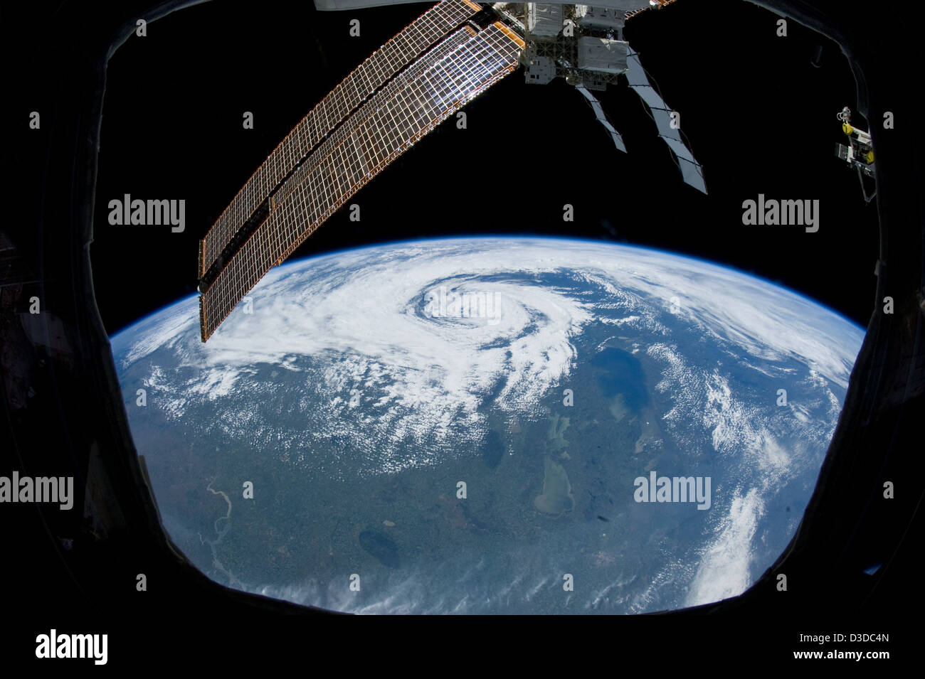 Un ciclone non tropicale è stato osservato sopra il Canada dalla stazione spaziale Internazionale il 27 giugno 2012. L'immagine cattura le formazioni nuvolose sul lago Manitoba, sul lago Winnipeg e su parti del Saskatchewan. Foto Stock