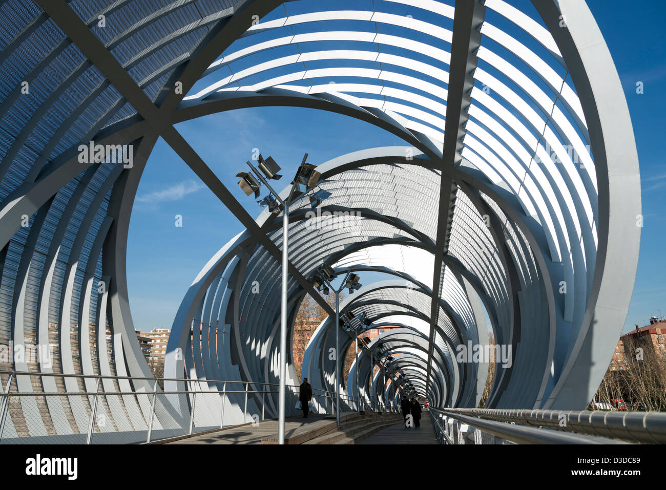 Arganzuela passerella pedonale che attraversa il fiume Manzanares a Madrid Rio Park, Spagna Foto Stock