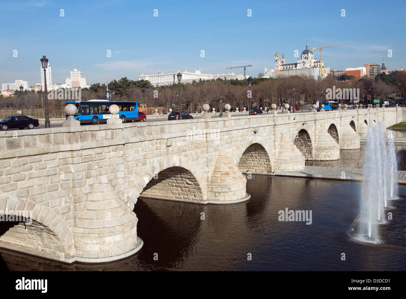 Puente de Segovia attraverso il fiume Manzanares, Madrid, Spagna Foto Stock