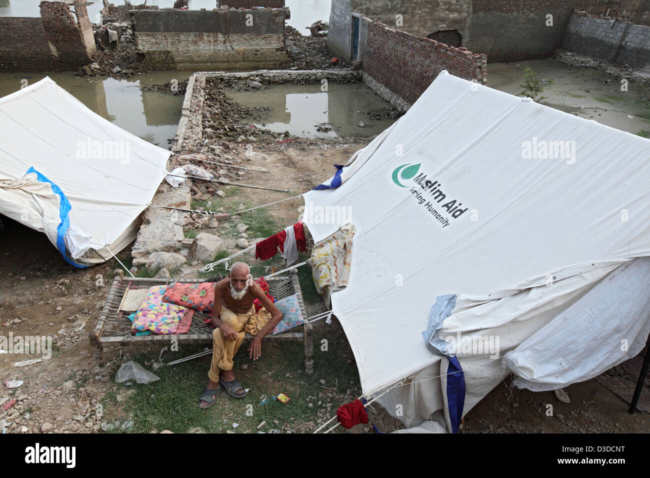 Nowshera, Pakistan, tendopoli per i profughi delle inondazioni Foto Stock