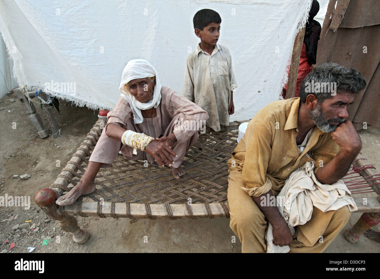 Nowshera, Pakistan, tendopoli per i profughi delle inondazioni Foto Stock