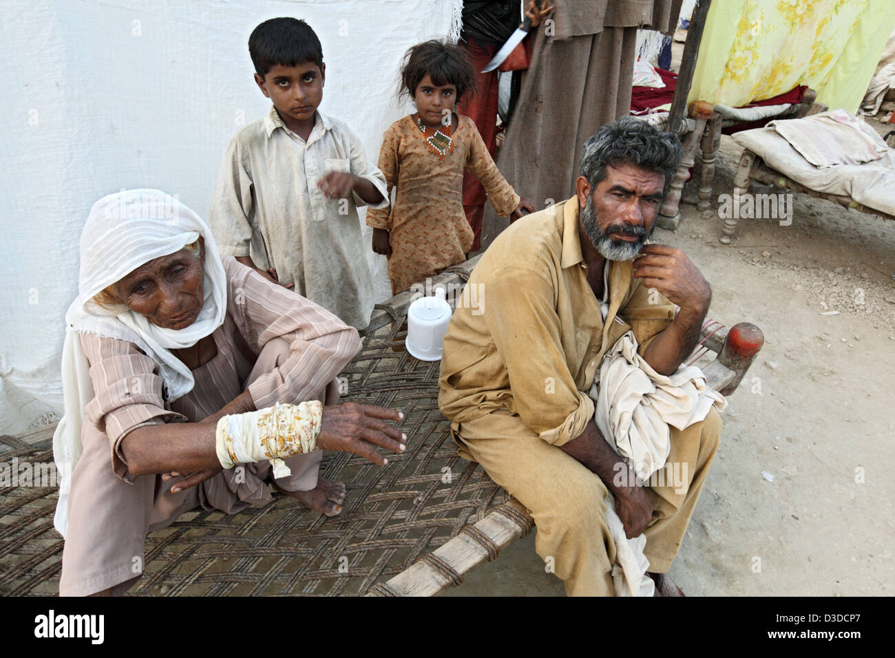 Nowshera, Pakistan, tendopoli per i profughi delle inondazioni Foto Stock