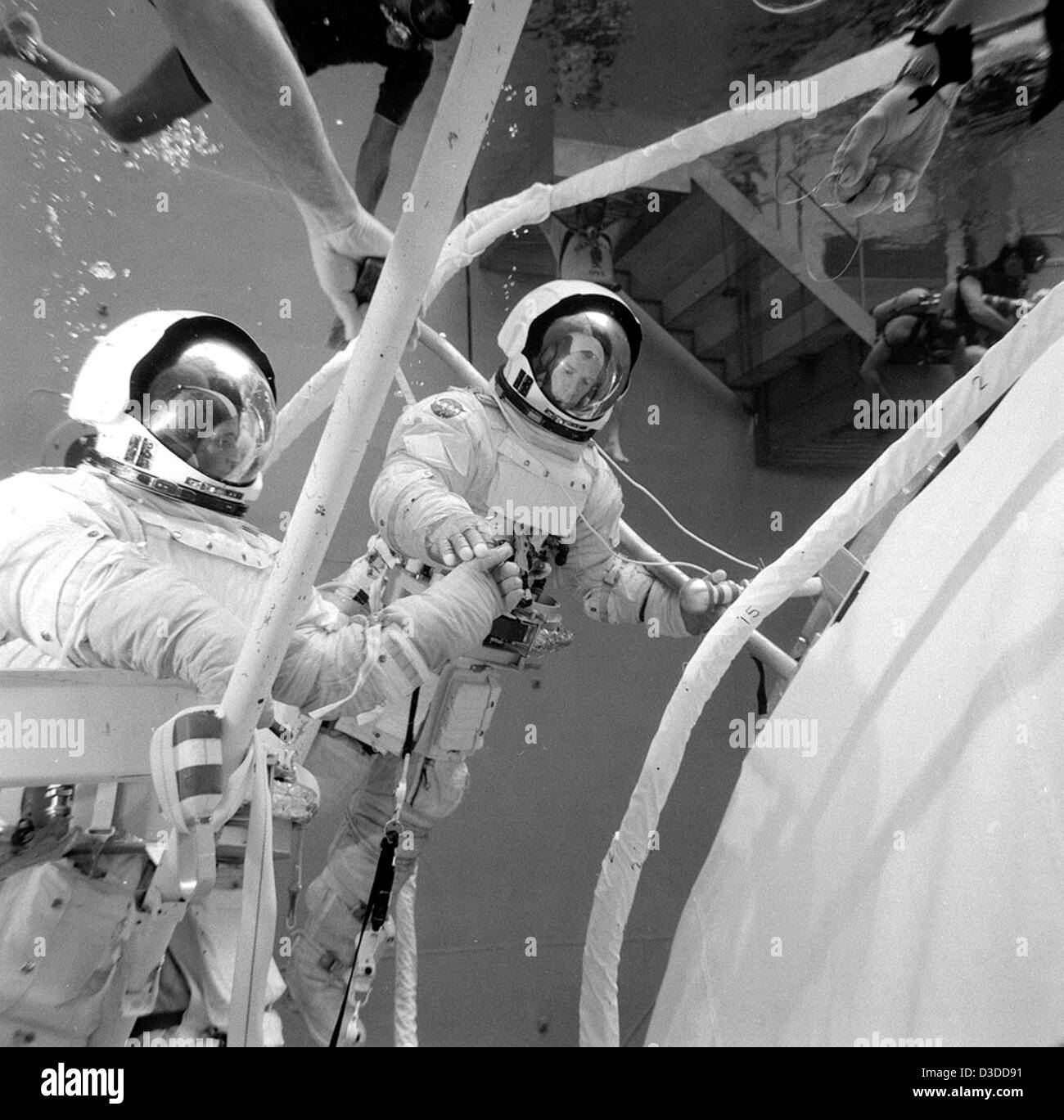 Gli sforzi della NASA per salvare Skylab sono documentati in questa foto di archivio, che mostra gli astronauti che conducono operazioni nel simulatore di galleggiamento neutrale al Marshall Space Flight Center per esercitarsi nelle riparazioni sulla stazione spaziale. Foto Stock Gli sforzi della NASA per salvare Skylab sono documentati in questa foto di archivio, che mostra gli astronauti che conducono operazioni nel simulatore di galleggiamento neutrale al Marshall Space Flight Center per esercitarsi nelle riparazioni sulla stazione spaziale. Foto Stock