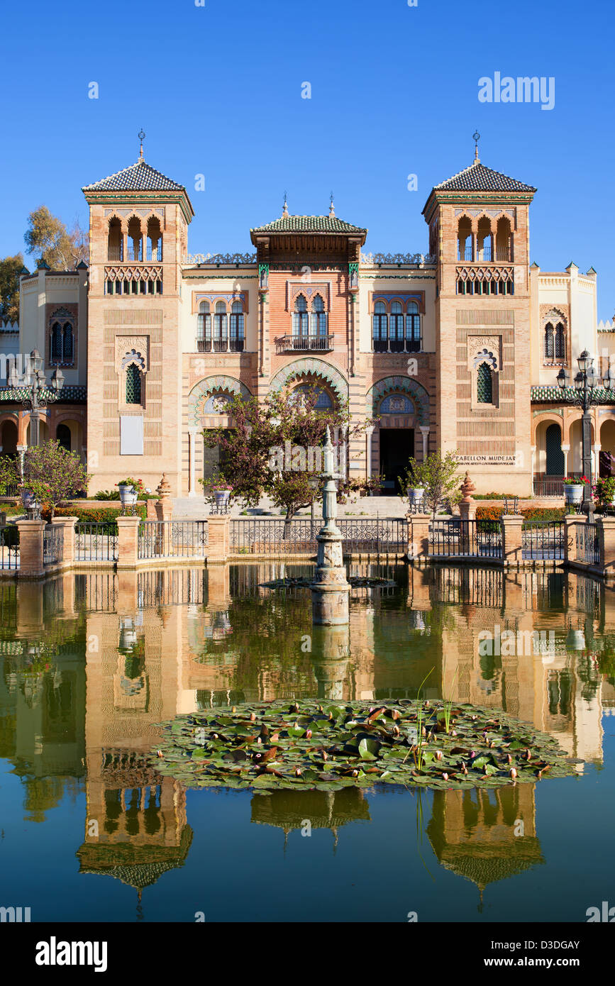Museo delle arti e tradizioni di Siviglia in stile mudejar Pavilion, il Parco Maria Luisa, Siviglia, Spagna. Foto Stock