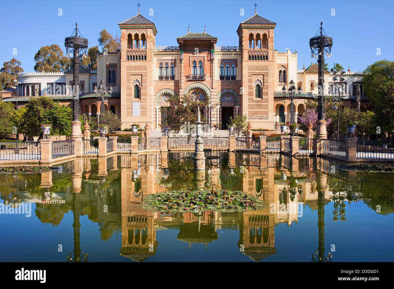 Museo delle arti e tradizioni di Siviglia in stile mudejar Pavilion, il Parco Maria Luisa, Siviglia, Spagna. Foto Stock