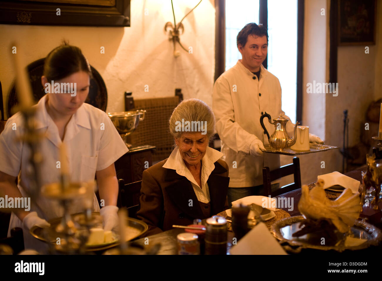 LA RUIZA FINCA, HUELVA, ventunesimo febbraio 2008: Marchesa Mercedes de Seoane è attesa da due servi come lei comincia la sua prima colazione. La sua famiglia, Prieto de la Cal, razza alcuni dei più feroci tori in Spagna. Foto Stock