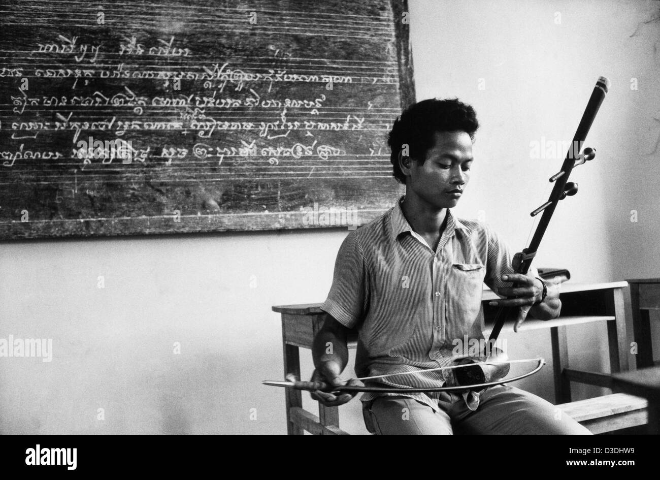 Cambogia: un insegnante presso la Scuola di Belle Arti di Phnom Penh prende una classe di musica. Foto Stock