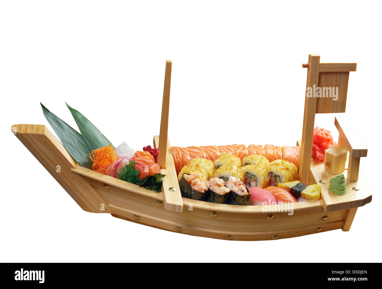 Un assortimento di sushi il cibo giapponese sulla nave .isolati su sfondo bianco. tracciato di ritaglio Foto Stock