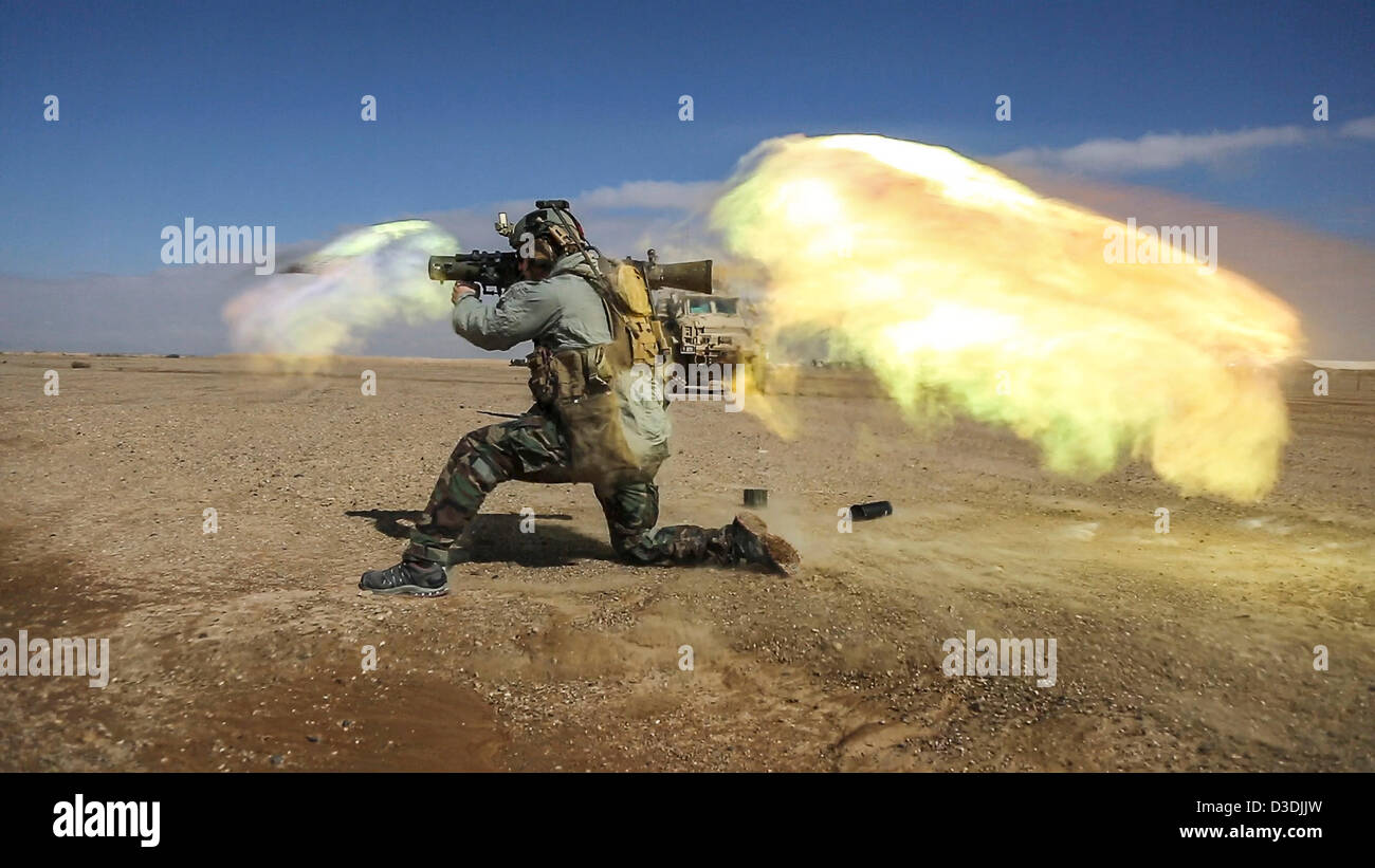 Una delle forze speciali degli Stati Uniti incendi soldato un Carl Gustav recoilless rifle armi durante la pratica su di un poligono di tiro 16 febbraio 2013 nella provincia di Helmand, Afghanistan. Foto Stock