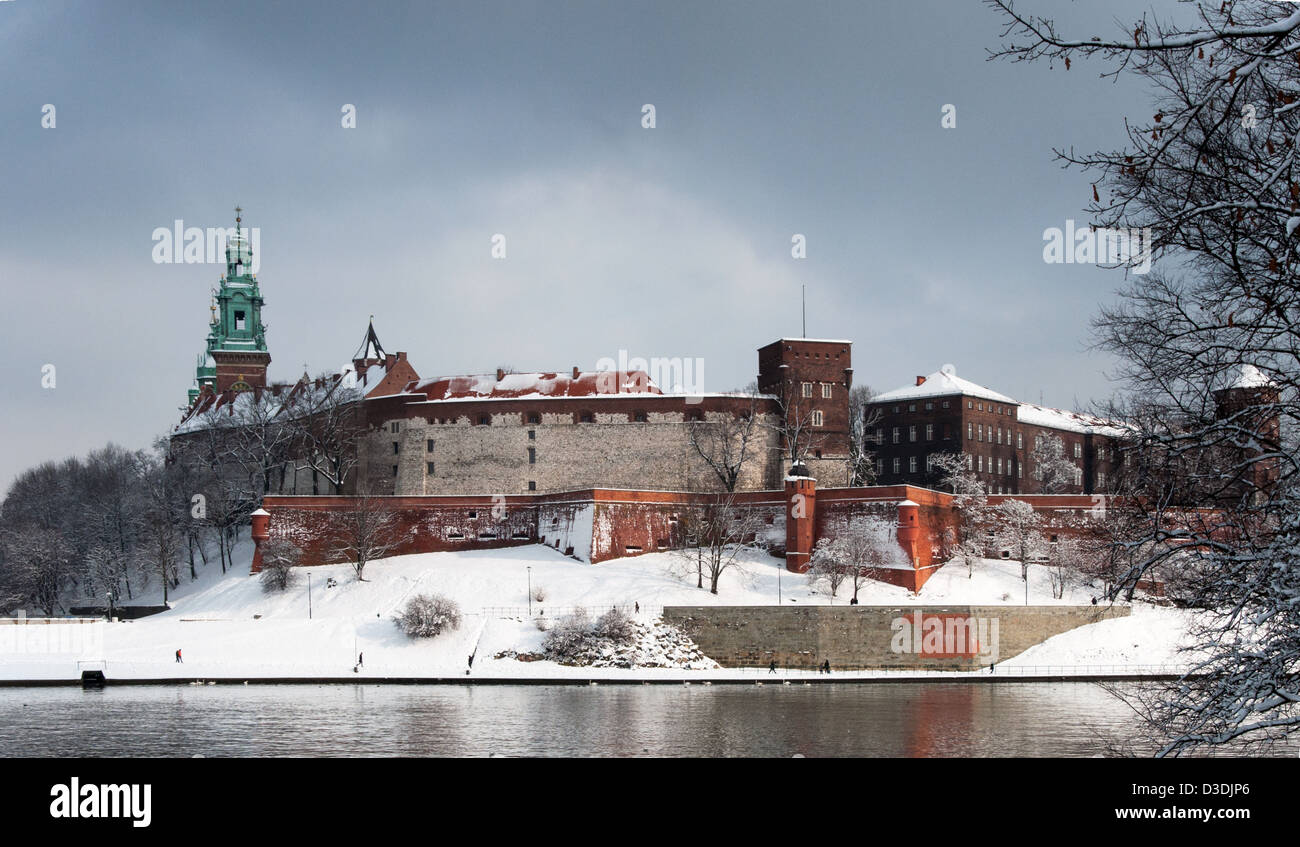 Il castello di Wawel a Cracovia, Polonia, con il fiume Vistola su un giorno nuvoloso in inverno. Foto Stock