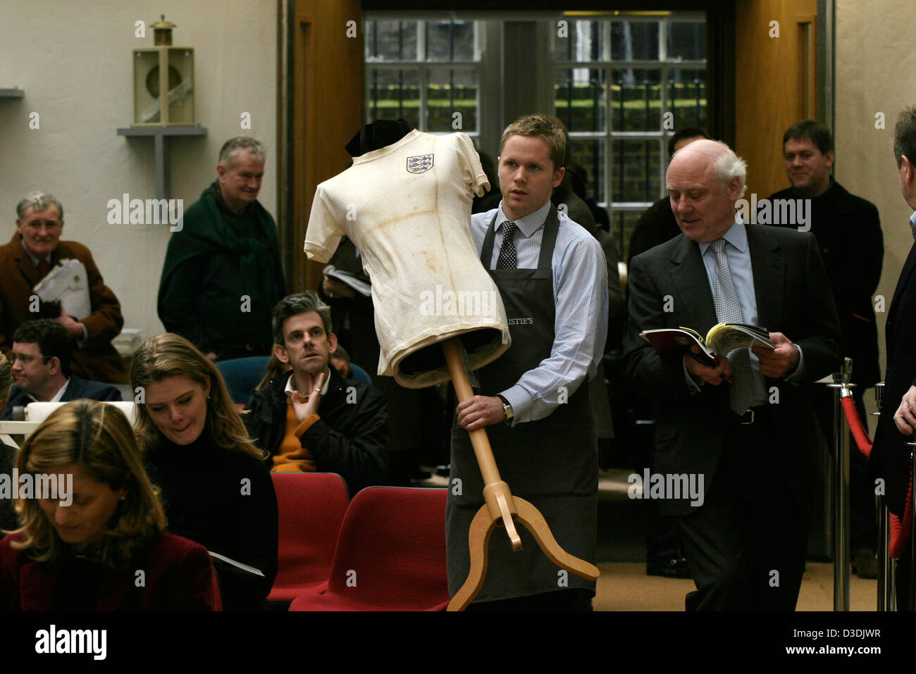 Londra, Inghilterra - Marzo 2004: Un Christie's porter porta Bobby Moore shirt indossato in Coppa del Mondo di calcio Inghilterra V Messico nel 1970 Foto Stock