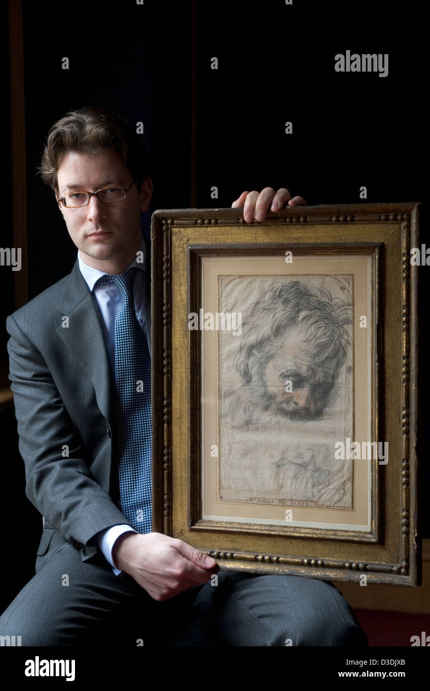 Londra, Inghilterra - Aprile 2005: O'Reilly,testa del vecchio maestro di disegni di Christie's con un'Andea del Sarto, il fiorentino alta artista rinascimentale. Foto Stock