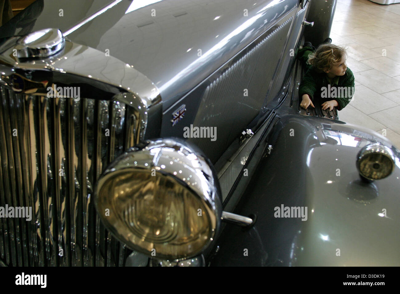 Londra, Inghilterra - Marzo 2004: durante un auto classica pre-vendita al visitatore del bambino gioca su un 1935 Talbot Tourer. La vettura venduta per £64,625. Foto Stock