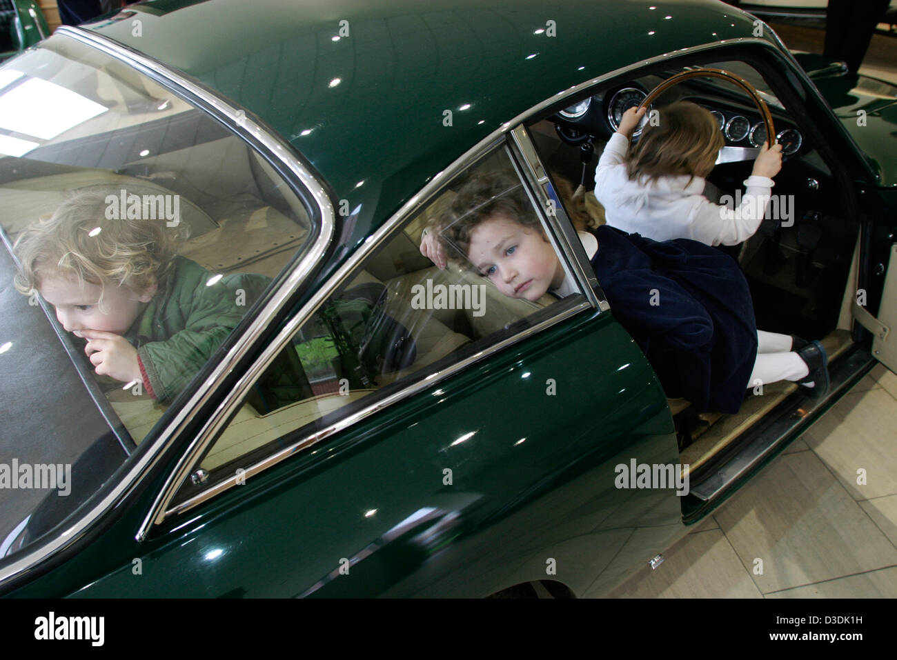 Casa d'aste Christie's visitatore i bambini giocare all'interno di un 1964 Ferrari 250 GT/L la berlinetta Liusso. Foto Stock