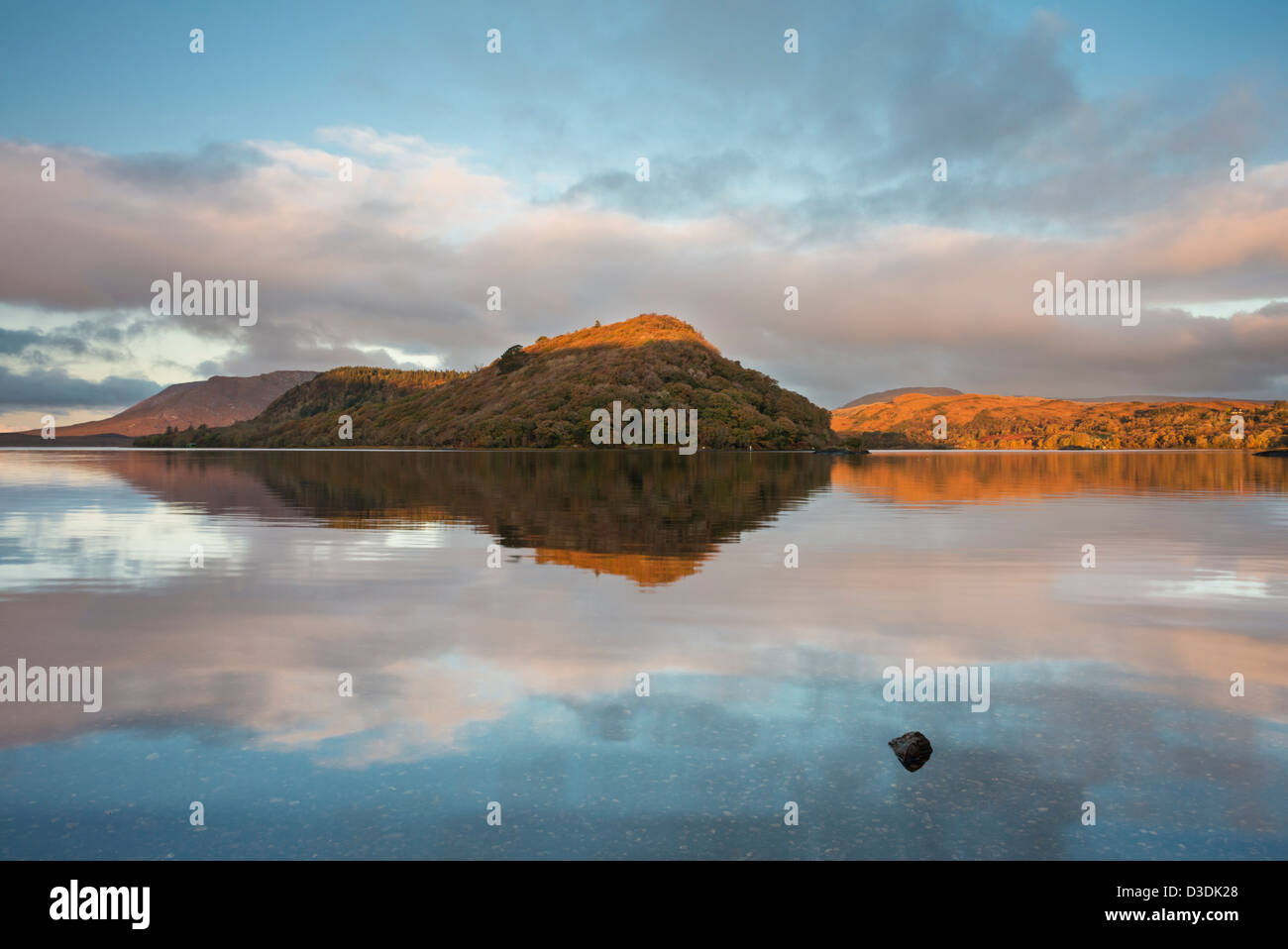 La mattina presto in autunno sul nord-occidentale di braccio del Lough Corrib, vicino Doon rocce, Co Galway, Irlanda Foto Stock