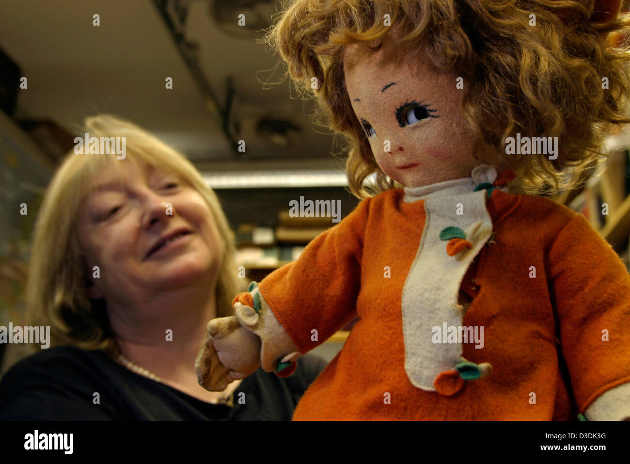 Christie's Toy personale del reparto stati Olivia Bristol può contenere fino a Mabel Lucie Attwell Ciad Valle Bambina bambola. Successivamente venduto per £ 454. Foto Stock