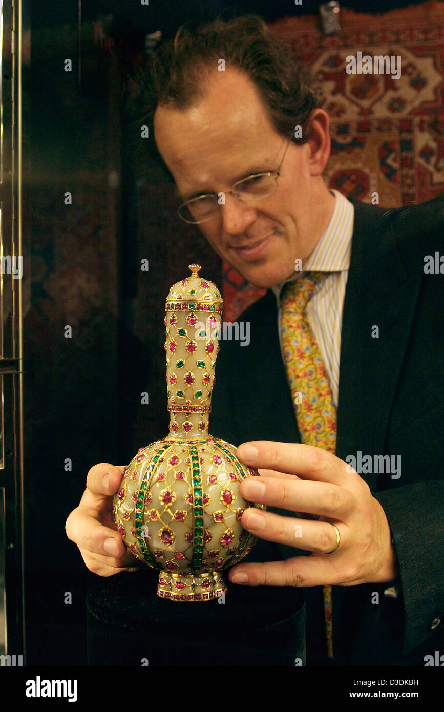 Londra, Inghilterra - Marzo 2004: Christie's esperto William Robinson con la 'Magnificent Mughal e Ruby Emerald inset oro e argento rivestito ed intarsiata jade pallone coperto, India del Nord.". Foto Stock