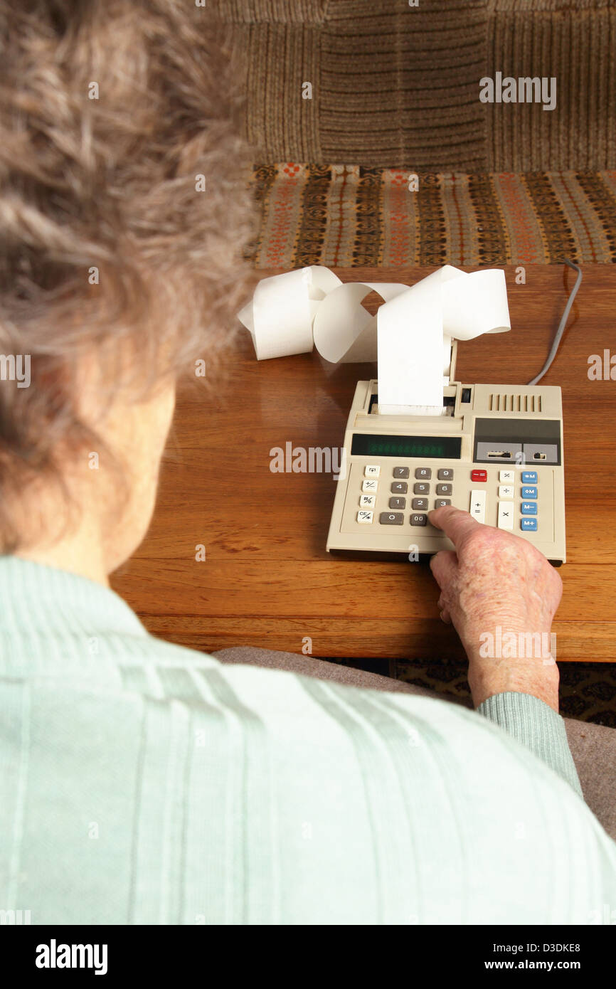 Le persone più anziane con la calcolatrice Foto Stock