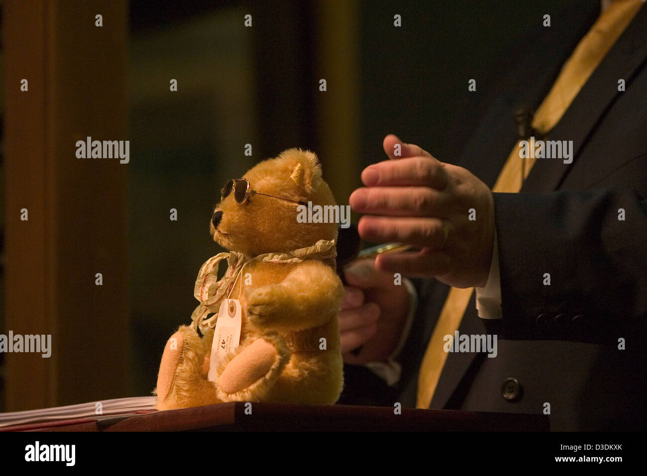 Londra, Inghilterra - Giugno 2004: un orso di peluche (lotto 47) siede su il banditore il rostro durante l'orsacchiotto saleat una casa d'aste Christie's, South Kensington. Questo orso è stata venduta per £143. Foto Stock