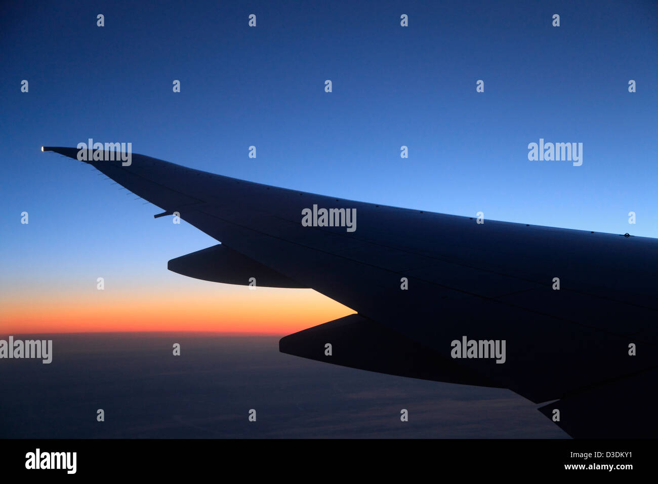 Boeing 777-200 jet ala di aeroplano in volo Foto Stock