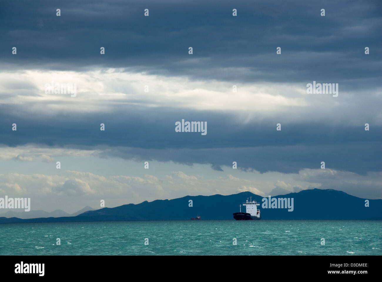 Nave da carico sul Golfo Pagasitic (Grecia) Foto Stock