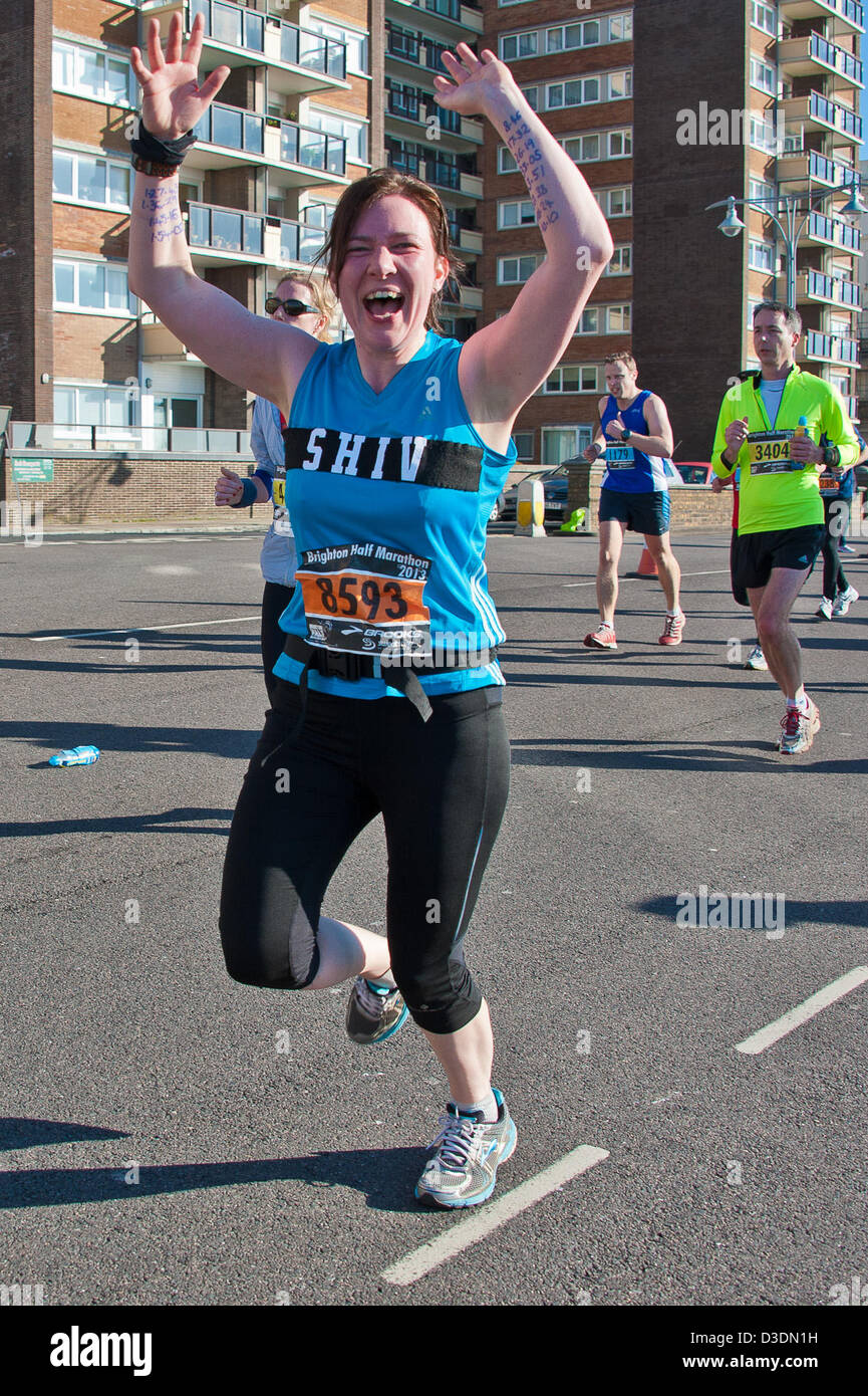 Brighton, Regno Unito, domenica 17 febbraio 2013. Guide di scorrimento a 8 miglio Brighton Mezza Maratona. Alamy Live News Foto Stock