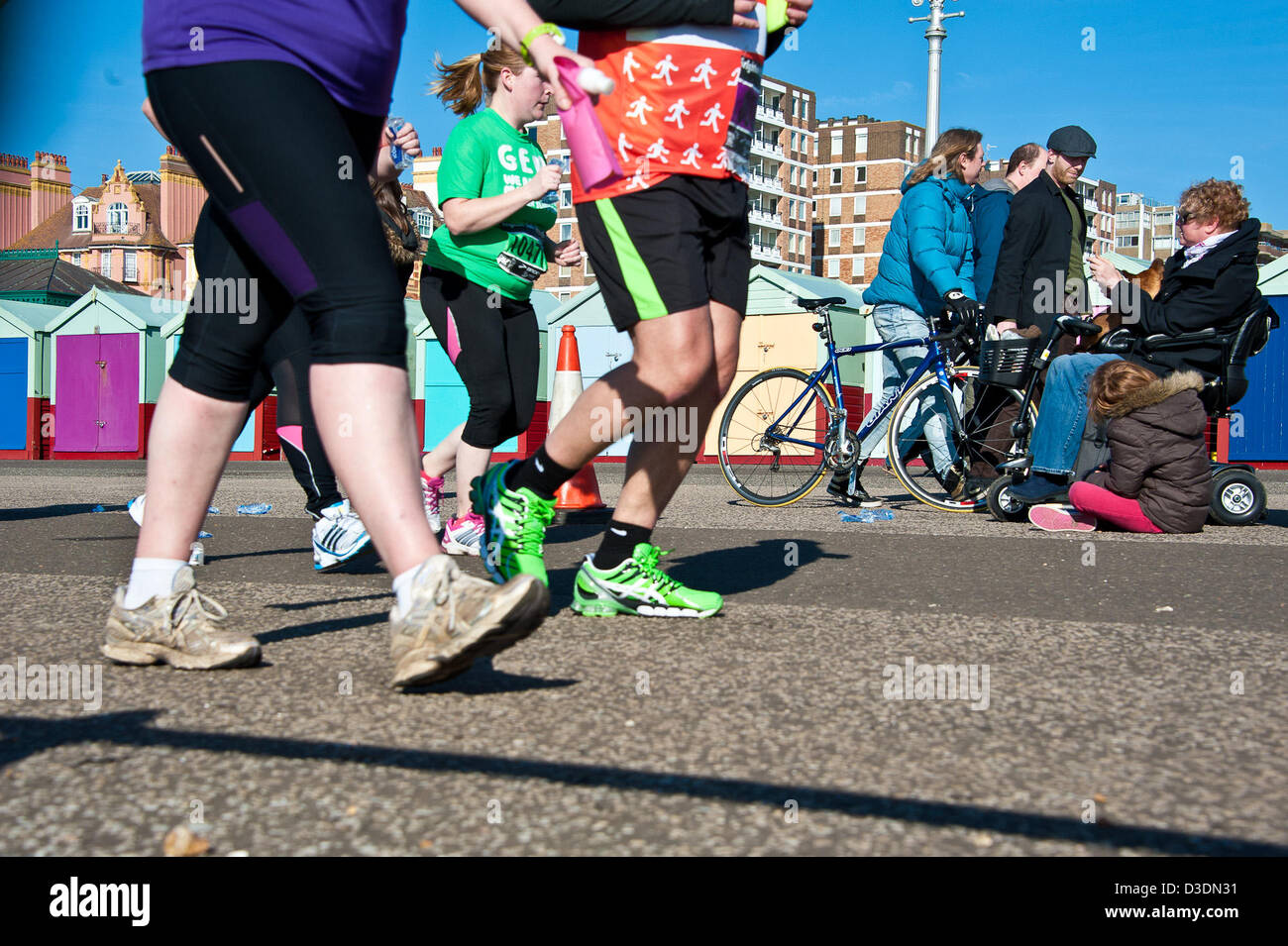 Brighton, Regno Unito, domenica 17 febbraio 2013. Guide di scorrimento sul penultimo miglio Brighton Mezza Maratona. Alamy Live News Foto Stock