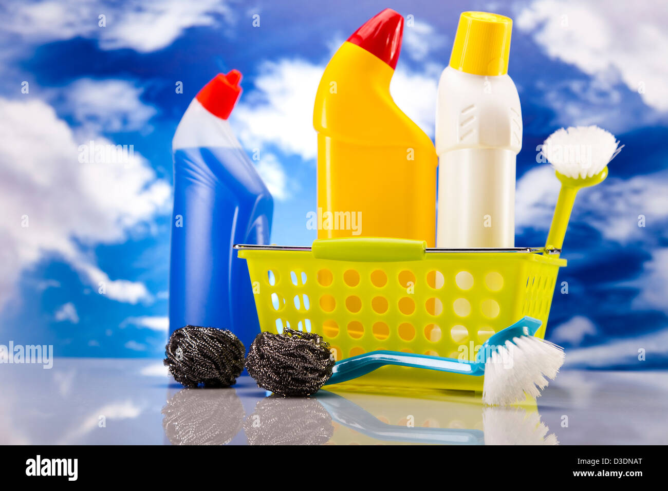 Ampia gamma di prodotti per la pulizia sul cielo blu sullo sfondo Foto Stock