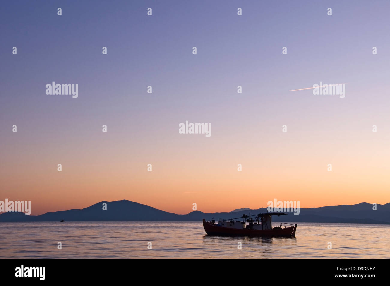 Barca da pesca sul Golfo Pagasitic al tramonto Foto Stock