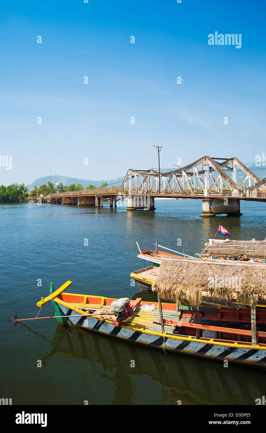Kampot bridge e barca in Cambogia Foto Stock