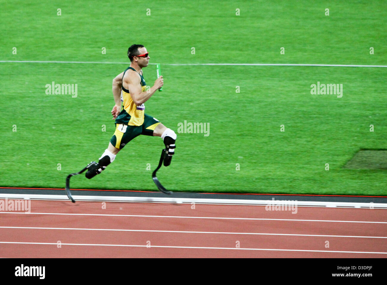 Oscar Pistorius del Sud Africa corre la tappa finale durante la staffetta maschile 4 x 400m allo Stadio Olimpico il 10th 2012 agosto ai Giochi Olimpici di Londra Foto Stock