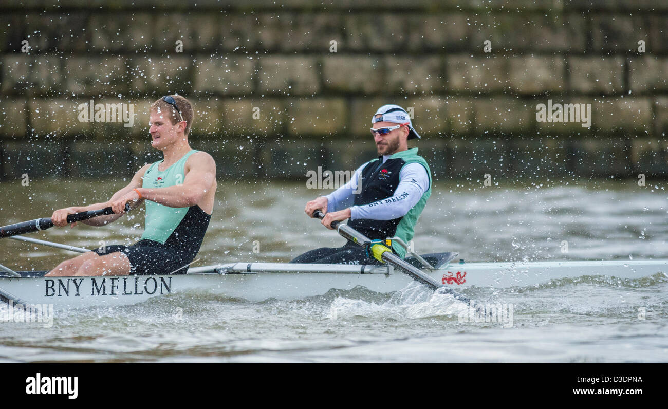 Londra, UK, 16 febbraio 2013. Cambridge University Boat Club vs Washington University Boat Race. Cambridge Blue equipaggio:- B: Milano Bruncvik, 2: Concedere Wilson, 3: Ty Otto, 4: Steve Dudek, 5: Alexander Scharp, 6: Niles Garratt, 7: George Nash, S: Alexander Fleming, C: Henry Fieldman. Università di Washington equipaggio:- B: Julian Svoboda, 2: Alexander Perkins, 3: Sam Dommer, 4: Marcus Bowyer, 5: Alex bunker, 6: Colin McCabe, 7: Henry Meeke, S: Dusan Milovanovic, C: Lisa Caldwell. Foto Stock