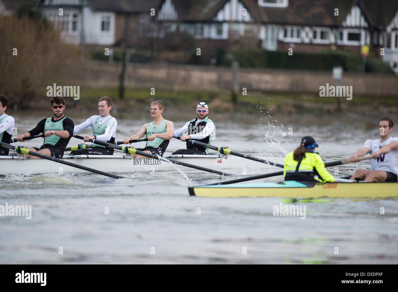 Londra, UK, 16 febbraio 2013. Cambridge University Boat Club vs Washington University Boat Race. Cambridge Blue equipaggio:- B: Milano Bruncvik, 2: Concedere Wilson, 3: Ty Otto, 4: Steve Dudek, 5: Alexander Scharp, 6: Niles Garratt, 7: George Nash, S: Alexander Fleming, C: Henry Fieldman. Università di Washington equipaggio:- B: Julian Svoboda, 2: Alexander Perkins, 3: Sam Dommer, 4: Marcus Bowyer, 5: Alex bunker, 6: Colin McCabe, 7: Henry Meeke, S: Dusan Milovanovic, C: Lisa Caldwell. Foto Stock