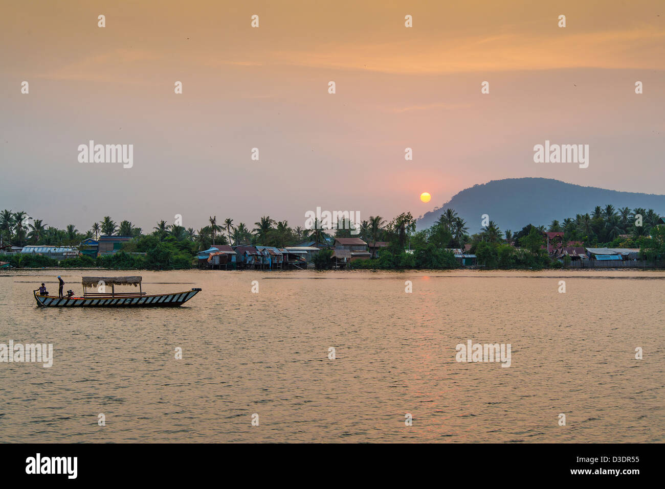 Barca al tramonto in kampot riverside Cambogia Foto Stock