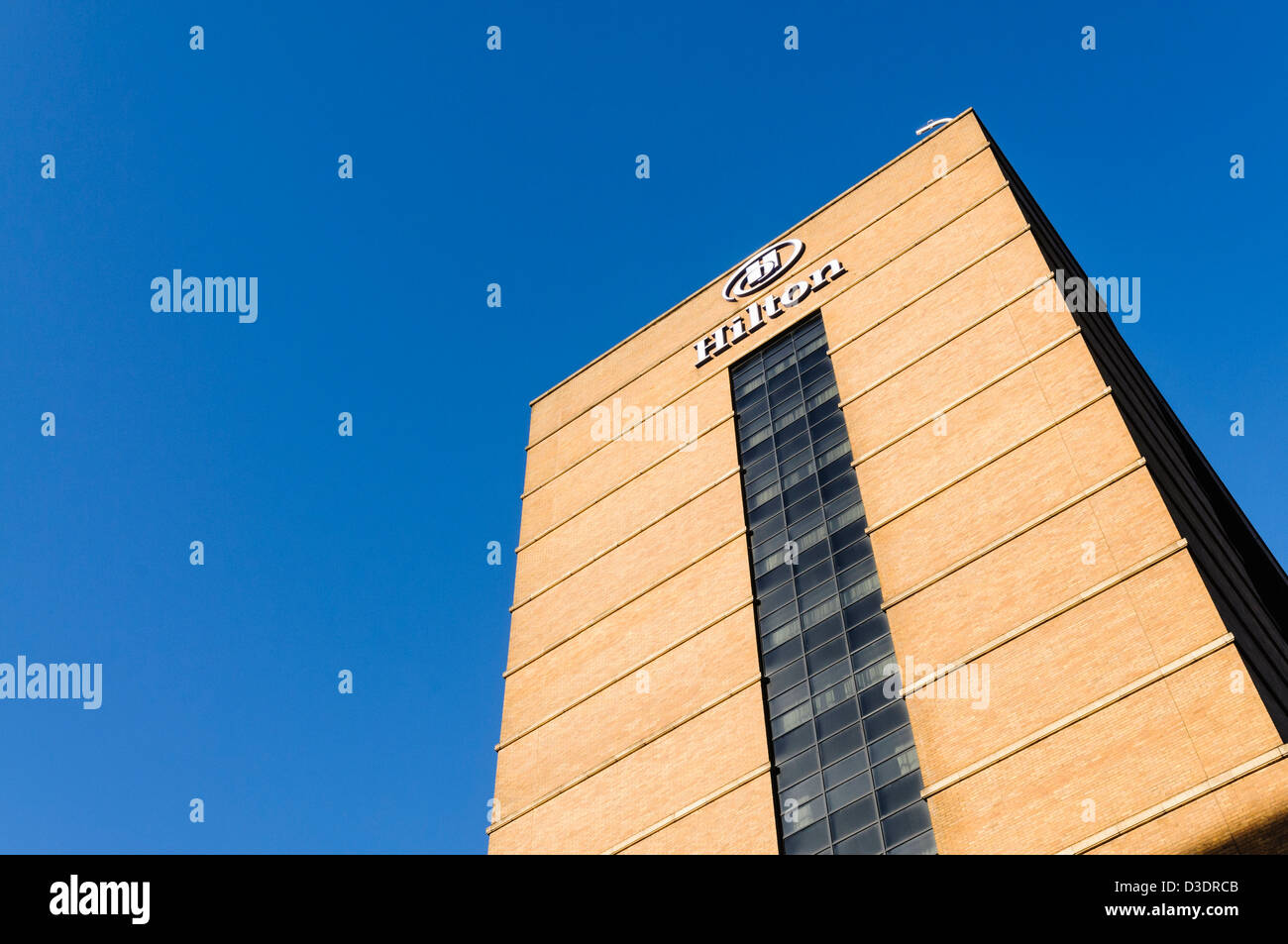 Hilton hotel contro un cielo blu Foto Stock