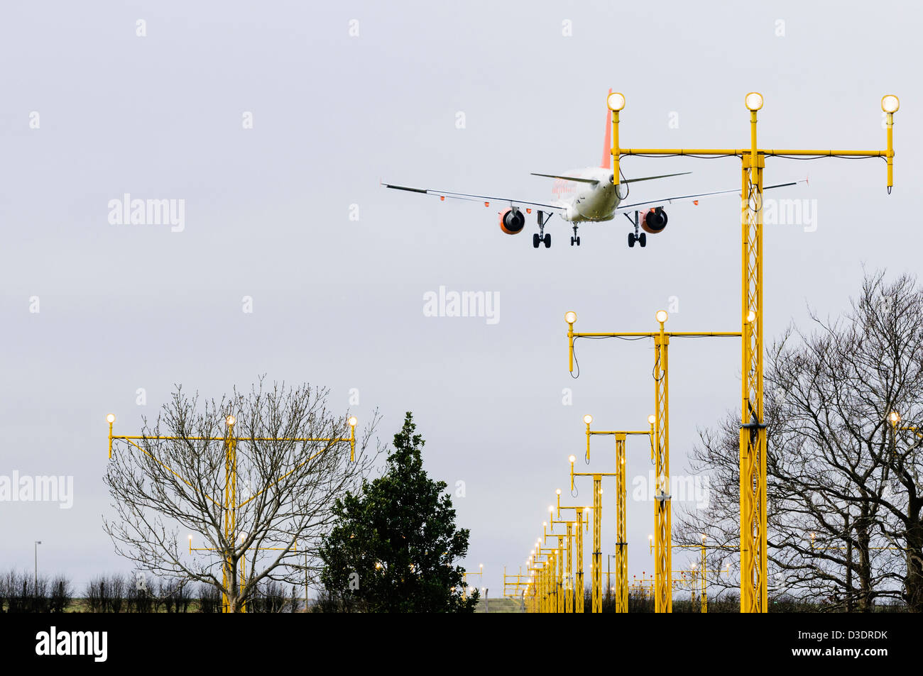 Easyjet aereo sopra la pista delle luci di atterraggio in un aeroporto Foto Stock