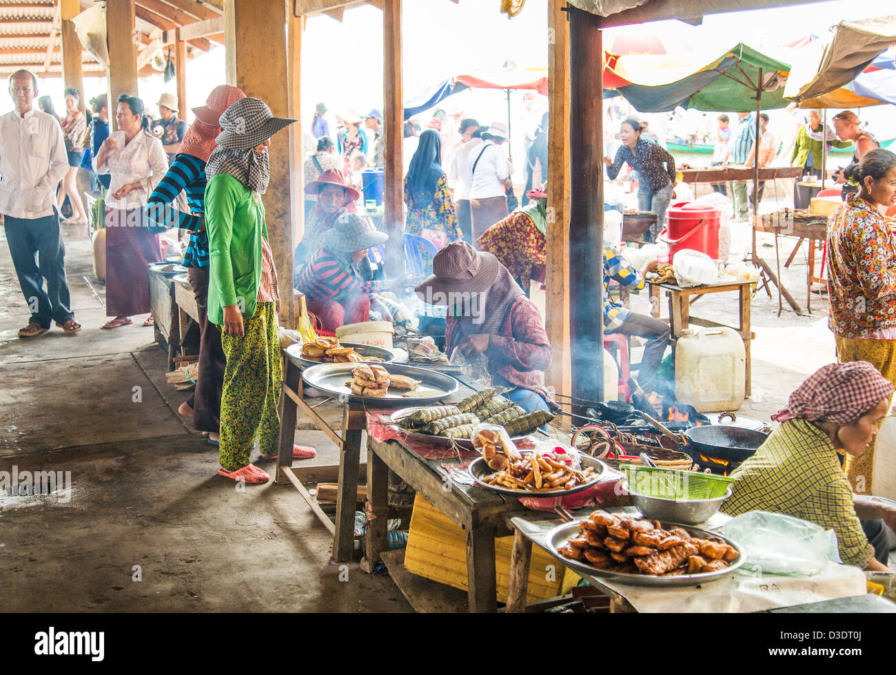 Cibo asiatico si spegne al mercato kep Cambogia Foto Stock