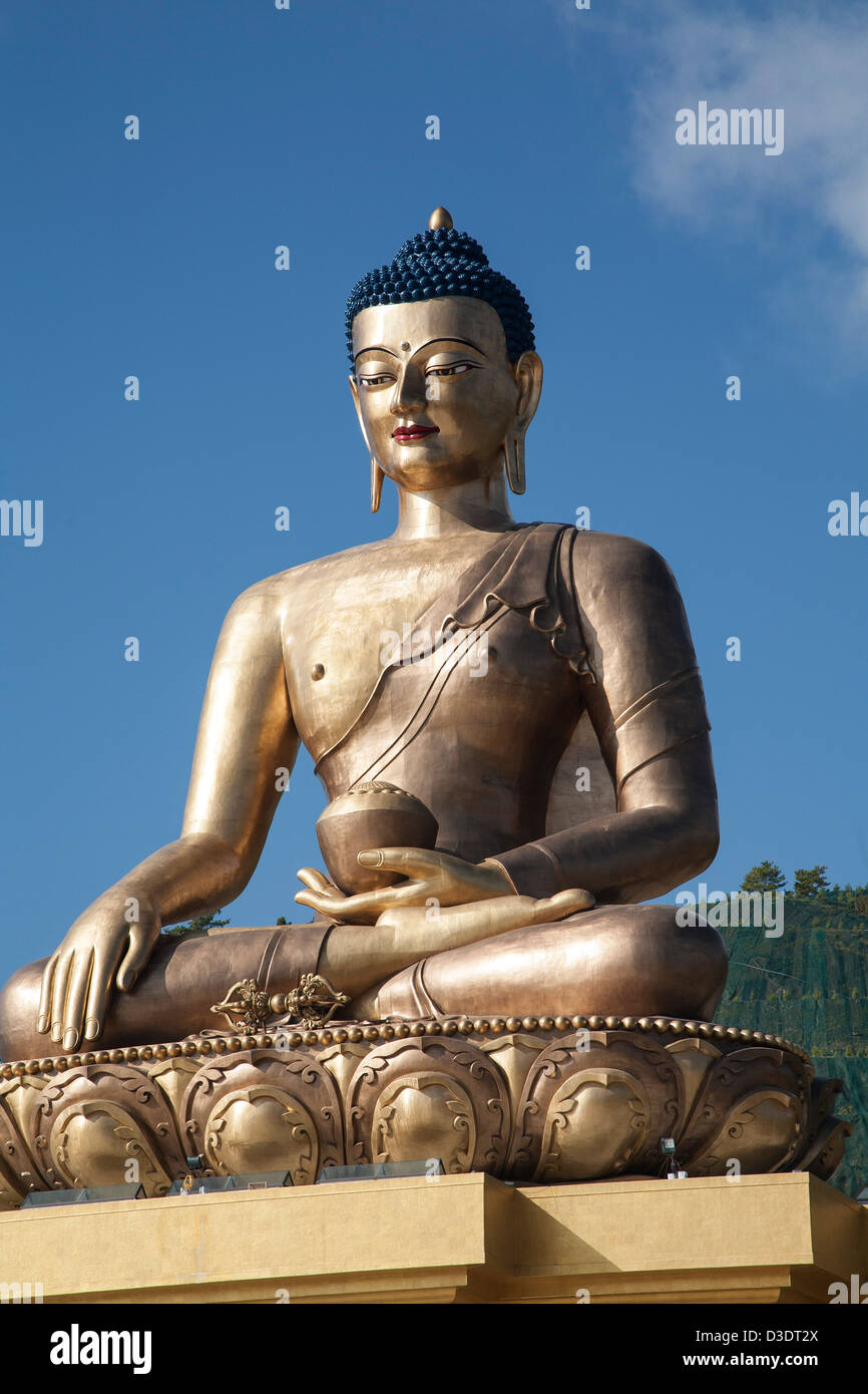 Il Shakyamuni Buddha Dordenma si affaccia l'approccio del sud a Thimphu Bhutan Foto Stock