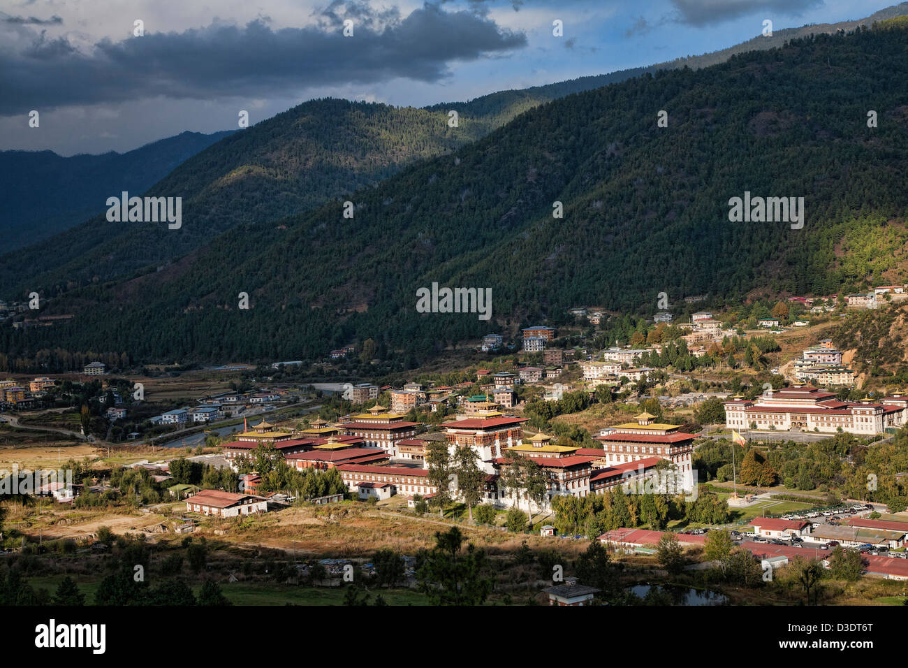 La Tashichho Dzong (significato: "Fortezza della gloriosa religione ") è la sede del potere per il Bhutan in Timphu. Foto Stock