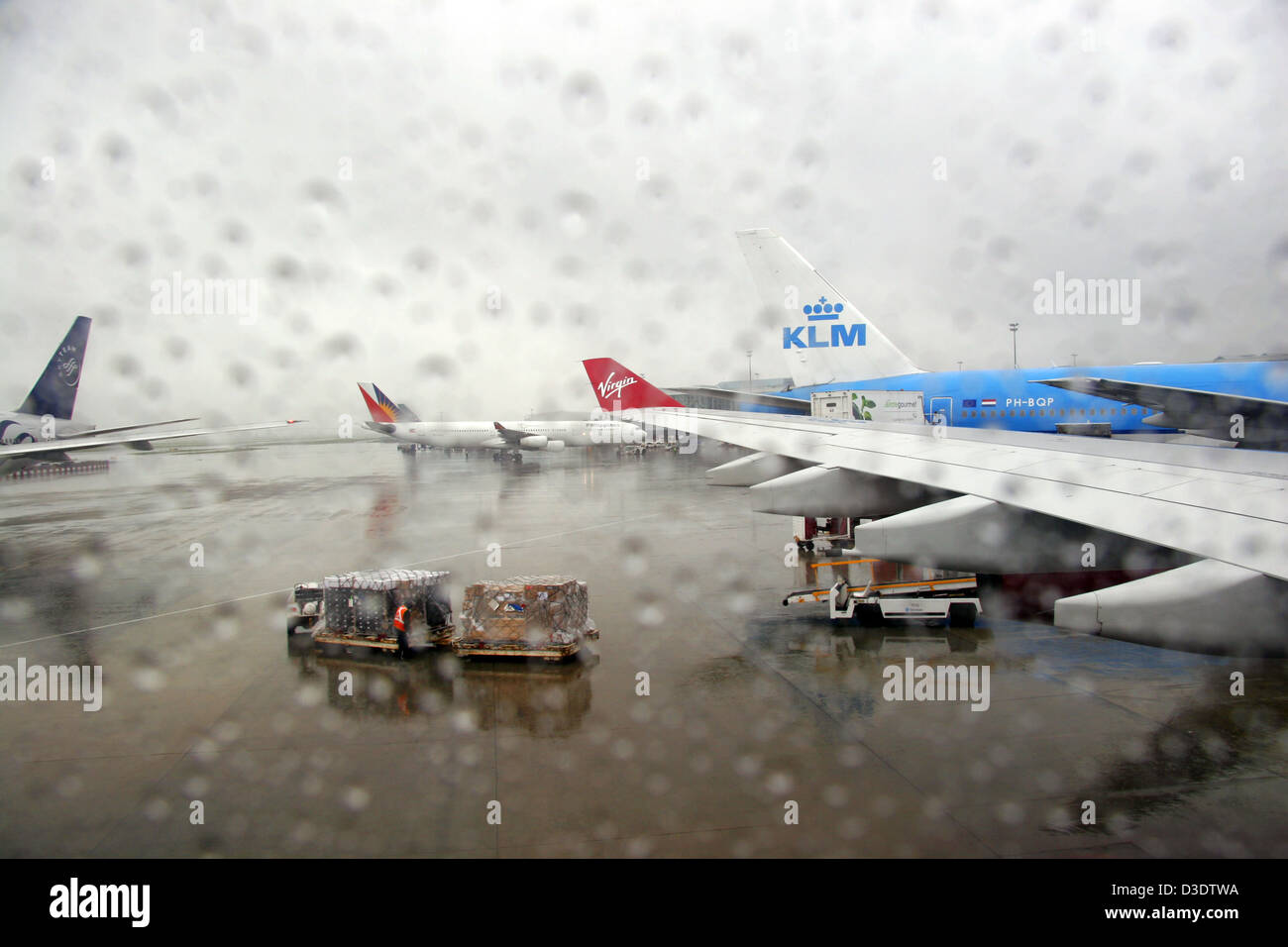 Pioggia su un aereo della finestra in un umido Heathrow Airport Foto Stock