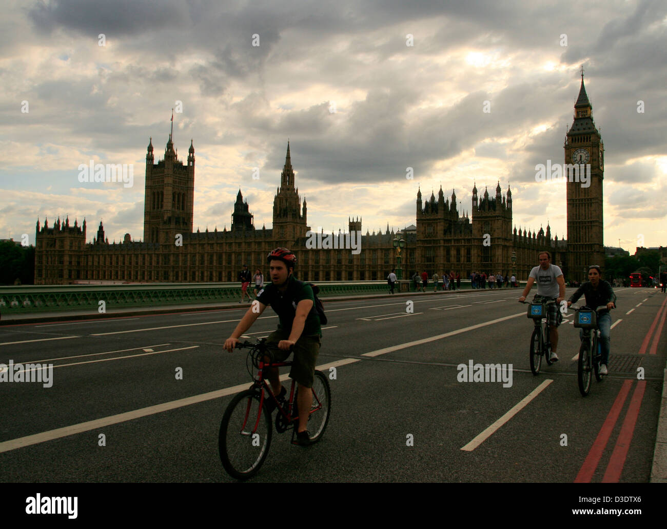 Ciclista a Londra vicino alla Casa del Parlamento, Londra, Inghilterra Foto Stock