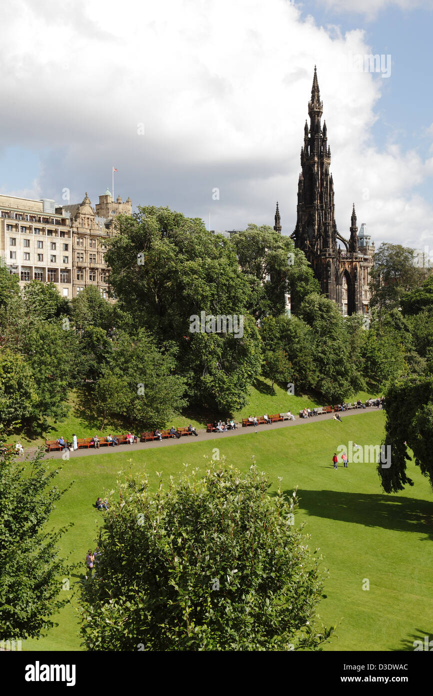 Vista a nord su East Princes Street Gardens verso il monumento Scott e Princes Street nel centro di Edimburgo, Scozia, Regno Unito Foto Stock