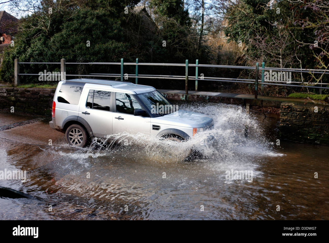 Land Rover di guidare attraverso una strada allagata England Regno Unito Foto Stock