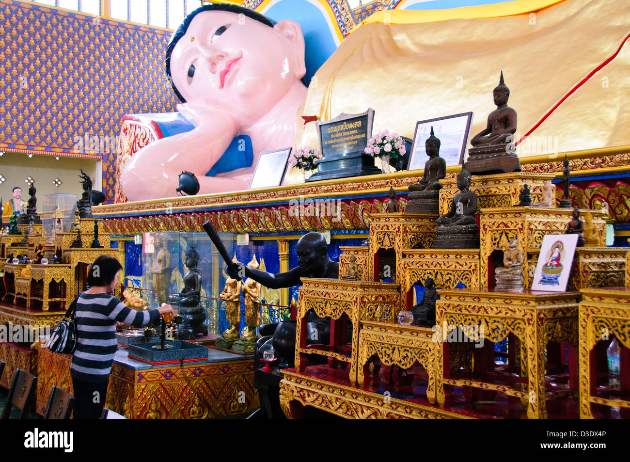 Buddista tailandese "Wat Chaiya Mangkalaram tempio' alloggiamento placcato oro Buddha Reclinato e sepoltura camere di cenere sotto,Penang, Malaysia Foto Stock